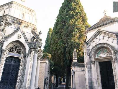 A sinistra la cappella Buonvino costruita da Giuseppe Laricchia, in stile gotico. A destra la cappella Germinario realizzata da Giuseppe Favia